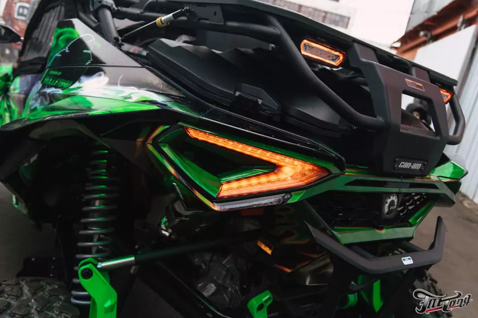 Оклеили багги BRP CAN-AM Maverick R X RS в яркую винилографию!